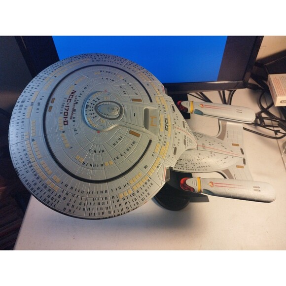 Star Trek Starship Legends Diamond Select USS Enterprise NCC-1701-D - No Box - Picture 2 of 11